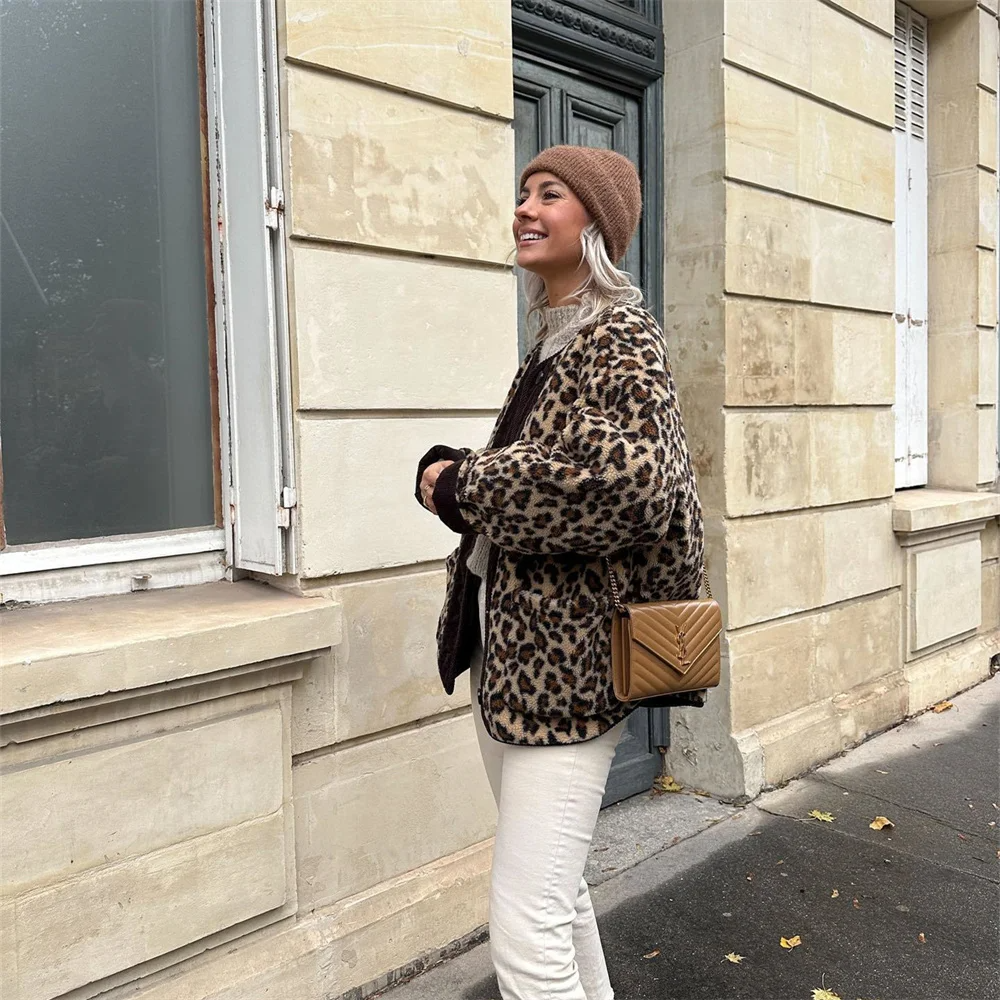 Leah | Jacket with an O-neck and leopard print