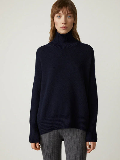 Sweater made of noble cashmere mix with a stylish turtleneck