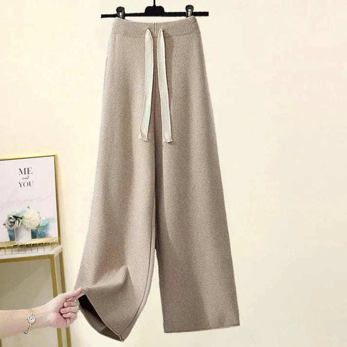 Loosely cut turtleneck sweater with free pants