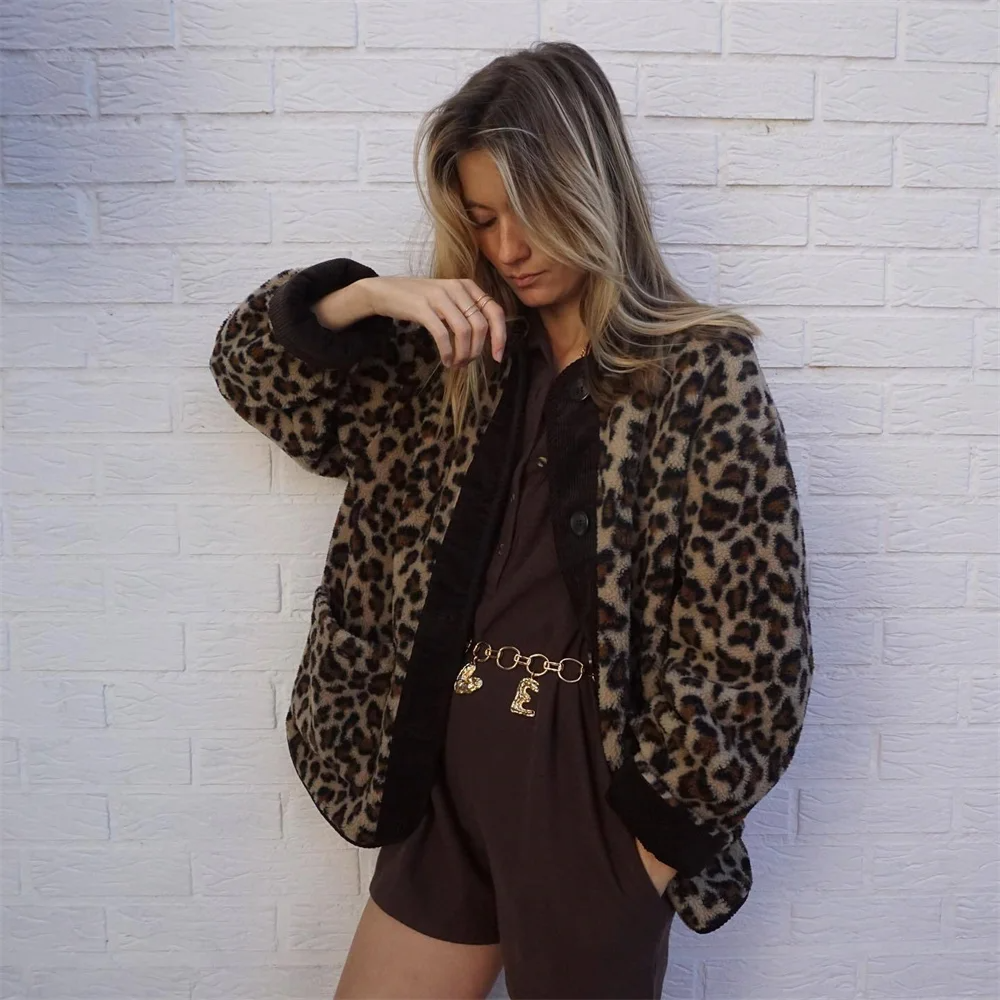 Leah | Jacket with an O-neck and leopard print