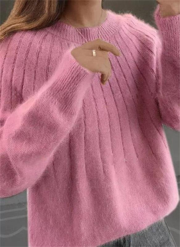Fluffy knitting sweater made of acrylic fiber for women