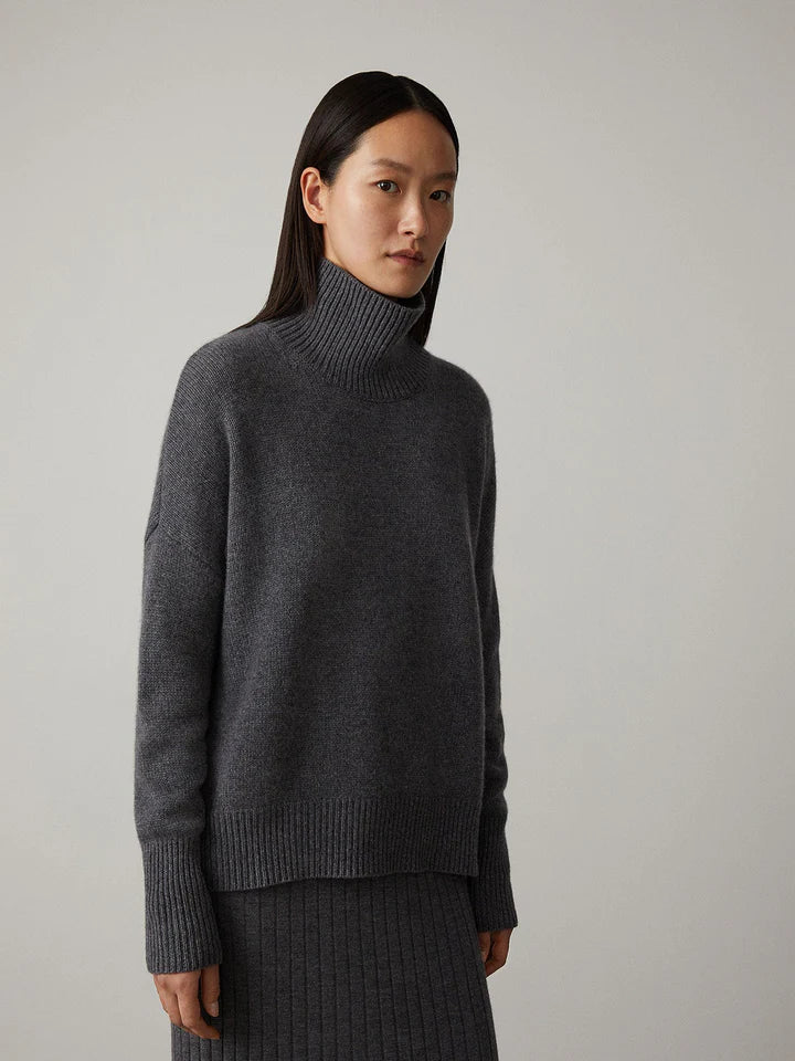 Sweater made of noble cashmere mix with a stylish turtleneck