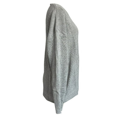 Sweater with a timeless V-neck for women: elegant and versatile