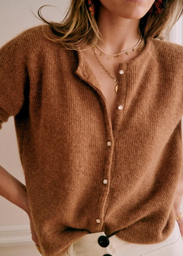 Part jacket with a two -tone design perfect for cold winter days