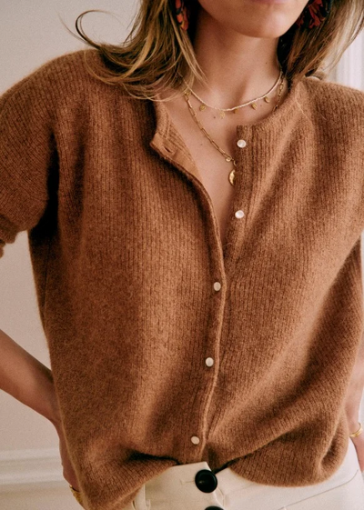 Part jacket with a two -tone design perfect for cold winter days