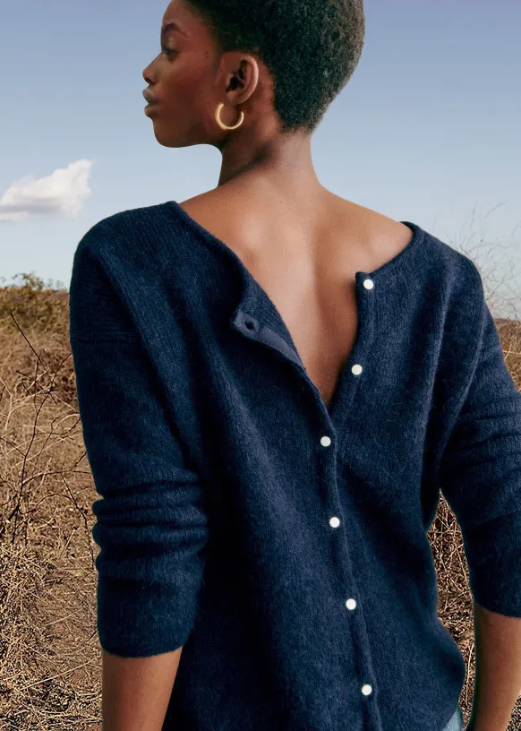 Part jacket with a two -tone design perfect for cold winter days