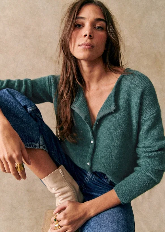 Part jacket with a two -tone design perfect for cold winter days