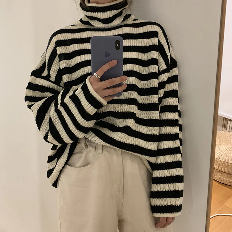 Sweater with a high collar and two -tone design for women
