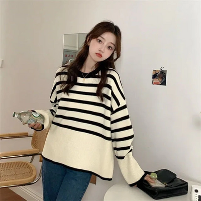 Sweater with a high collar and two -tone design for women