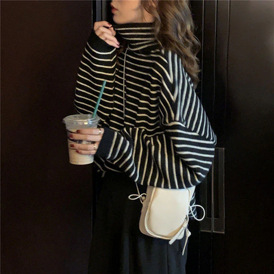 Sweater with a high collar and two -tone design for women