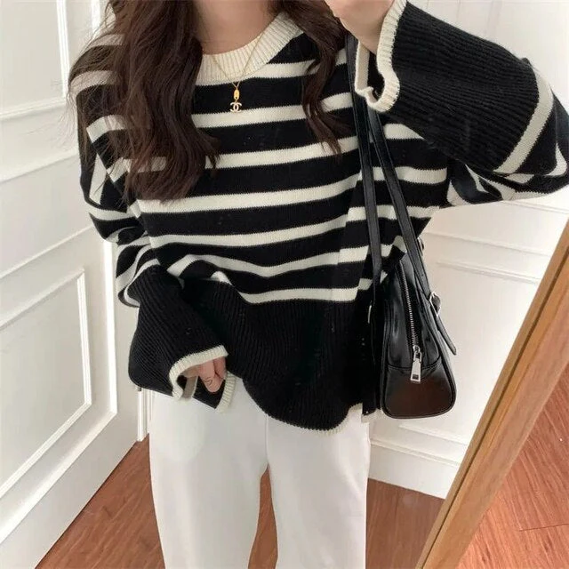 Sweater with a high collar and two -tone design for women