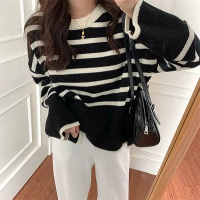 Sweater with a high collar and two -tone design for women